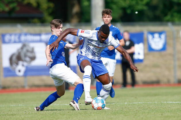 07.07.2021, xtgx, Fussball Testspiel, MSV Neuruppin - Hertha BSC Berlin emspor, v.l. Jhon Cordoba (Hertha, 15) setzt sich durch Zweikampf, Duell, Kampf, tackle (DFL DFB REGULATIONS PROHIBIT ANY USE OF PHOTOGRAPHS as IMAGE SEQUENCES and or QUASI-VIDEO) Neuruppin