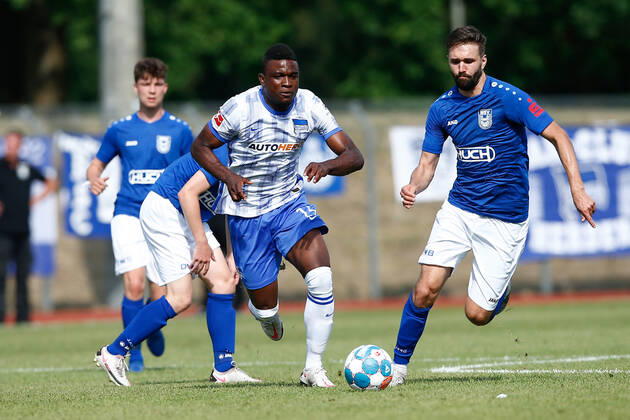 07.07.2021, xtgx, Fussball Testspiel, MSV Neuruppin - Hertha BSC Berlin emspor, v.l. Jhon Cordoba (Hertha, 15) setzt sich durch Zweikampf, Duell, Kampf, tackle (DFL DFB REGULATIONS PROHIBIT ANY USE OF PHOTOGRAPHS as IMAGE SEQUENCES and or QUASI-VIDEO) Neuruppin