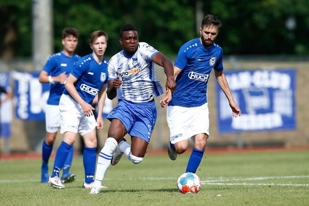 07.07.2021, xtgx, Fussball Testspiel, MSV Neuruppin - Hertha BSC Berlin emspor, v.l. Jhon Cordoba (Hertha, 15), Lukas Kraeft (Neuruppin, 13) Zweikampf, Duell, Kampf, tackle (DFL DFB REGULATIONS PROHIBIT ANY USE OF PHOTOGRAPHS as IMAGE SEQUENCES and or QUASI-VIDEO) Neuruppin
