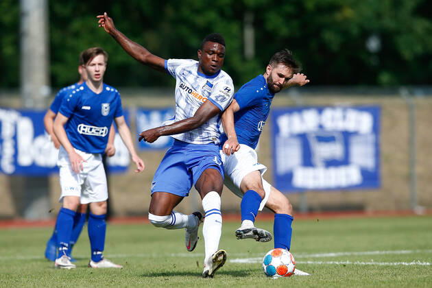 07.07.2021, xtgx, Fussball Testspiel, MSV Neuruppin - Hertha BSC Berlin emspor, v.l. Jhon Cordoba (Hertha, 15), Lukas Kraeft (Neuruppin, 13) Zweikampf, Duell, Kampf, tackle (DFL DFB REGULATIONS PROHIBIT ANY USE OF PHOTOGRAPHS as IMAGE SEQUENCES and or QUASI-VIDEO) Neuruppin