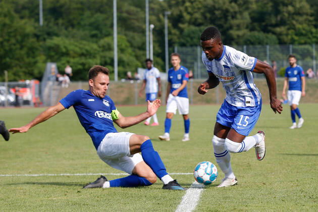 07.07.2021, xtgx, Fussball Testspiel, MSV Neuruppin - Hertha BSC Berlin emspor, v.l. Jhon Cordoba (Hertha, 15) setzt sich durch Zweikampf, Duell, Kampf, tackle (DFL DFB REGULATIONS PROHIBIT ANY USE OF PHOTOGRAPHS as IMAGE SEQUENCES and or QUASI-VIDEO) Neuruppin
