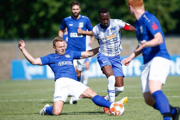 07.07.2021, xtgx, Fussball Testspiel, MSV Neuruppin - Hertha BSC Berlin emspor, v.l. Markus Lemke (Neuruppin, 11), Dodi Lukebakio (Hertha, 11) Zweikampf, Duell, Kampf, tackle (DFL DFB REGULATIONS PROHIBIT ANY USE OF PHOTOGRAPHS as IMAGE SEQUENCES and or QUASI-VIDEO) Neuruppin