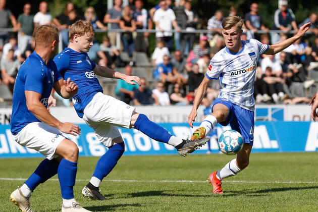Sport Bilder des Tages 07.07.2021, xtgx, Fussball Testspiel, MSV Neuruppin - Hertha BSC Berlin emspor, v.l. Robin Hink (Neuruppin, 15), Anton Kade (Hertha, 43) Zweikampf, Duell, Kampf, tackle (DFL DFB REGULATIONS PROHIBIT ANY USE OF PHOTOGRAPHS as IMAGE SEQUENCES and or QUASI-VIDEO) Neuruppin