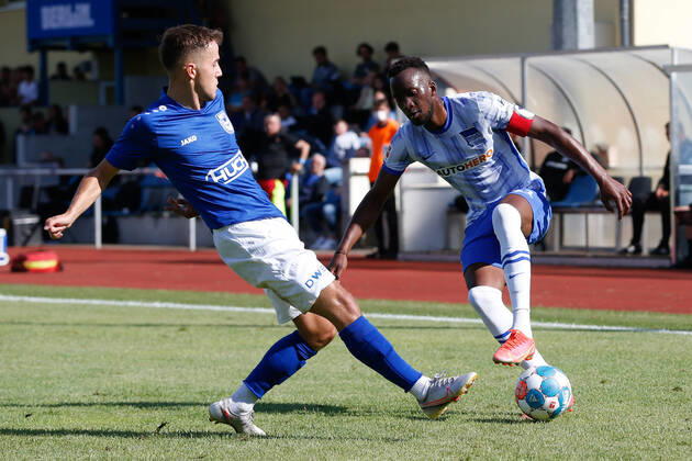 07.07.2021, xtgx, Fussball Testspiel, MSV Neuruppin - Hertha BSC Berlin emspor, v.l. Dodi Lukebakio (Hertha, 11) (rechts) Zweikampf, Duell, Kampf, tackle (DFL DFB REGULATIONS PROHIBIT ANY USE OF PHOTOGRAPHS as IMAGE SEQUENCES and or QUASI-VIDEO) Neuruppin