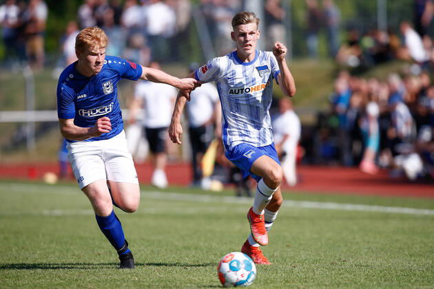 07.07.2021, xtgx, Fussball Testspiel, MSV Neuruppin - Hertha BSC Berlin emspor, v.l. Marc Hacker, Anton Kade (Hertha, 43) Zweikampf, Duell, Kampf, tackle (DFL DFB REGULATIONS PROHIBIT ANY USE OF PHOTOGRAPHS as IMAGE SEQUENCES and or QUASI-VIDEO) Neuruppin