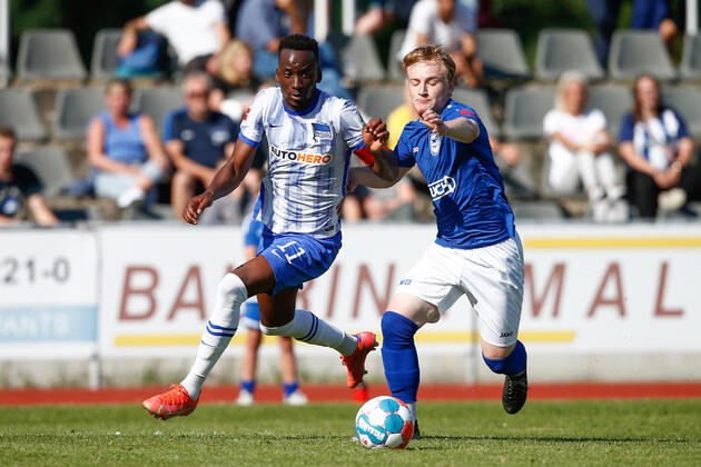 07.07.2021, xtgx, Fussball Testspiel, MSV Neuruppin - Hertha BSC Berlin emspor, v.l. Dodi Lukebakio (Hertha, 11), Robin Hink (Neuruppin, 15) Zweikampf, Duell, Kampf, tackle (DFL DFB REGULATIONS PROHIBIT ANY USE OF PHOTOGRAPHS as IMAGE SEQUENCES and or QUASI-VIDEO) Neuruppin