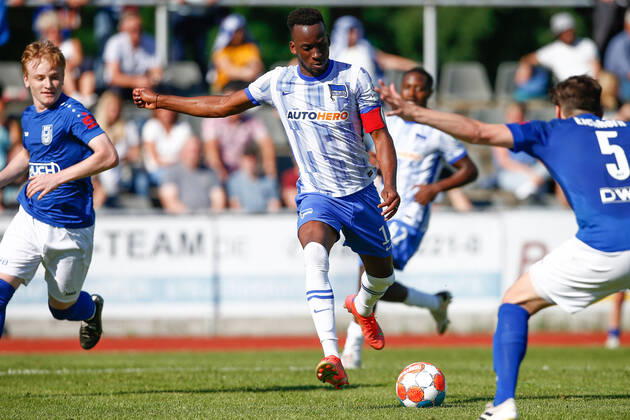 07.07.2021, xtgx, Fussball Testspiel, MSV Neuruppin - Hertha BSC Berlin emspor, v.l. Dodi Lukebakio (Hertha, 11) schiesst Tor, Torschuetze, erzielt Tor, Treffer, scores the goal (DFL DFB REGULATIONS PROHIBIT ANY USE OF PHOTOGRAPHS as IMAGE SEQUENCES and or QUASI-VIDEO) Neuruppin