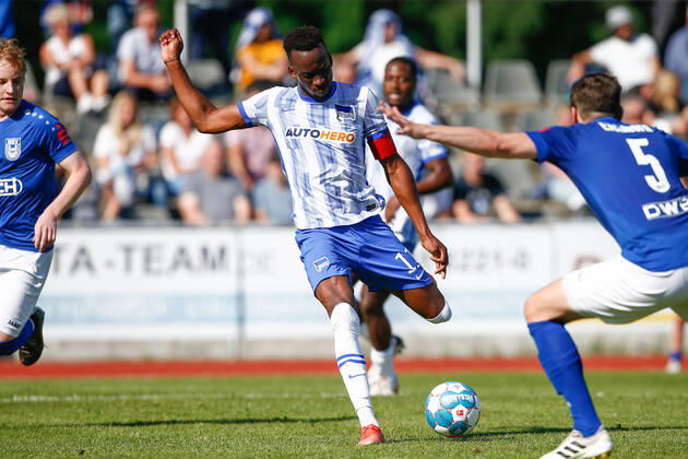 07.07.2021, xtgx, Fussball Testspiel, MSV Neuruppin - Hertha BSC Berlin emspor, v.l. Dodi Lukebakio (Hertha, 11) schiesst Tor, Torschuetze, erzielt Tor, Treffer, scores the goal (DFL DFB REGULATIONS PROHIBIT ANY USE OF PHOTOGRAPHS as IMAGE SEQUENCES and or QUASI-VIDEO) Neuruppin