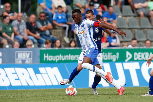 07.07.2021, xtgx, Fussball Testspiel, MSV Neuruppin - Hertha BSC Berlin emspor, v.l. Dodi Lukebakio (Hertha, 11) Zweikampf, Duell, Kampf, tackle (DFL DFB REGULATIONS PROHIBIT ANY USE OF PHOTOGRAPHS as IMAGE SEQUENCES and or QUASI-VIDEO) Neuruppin