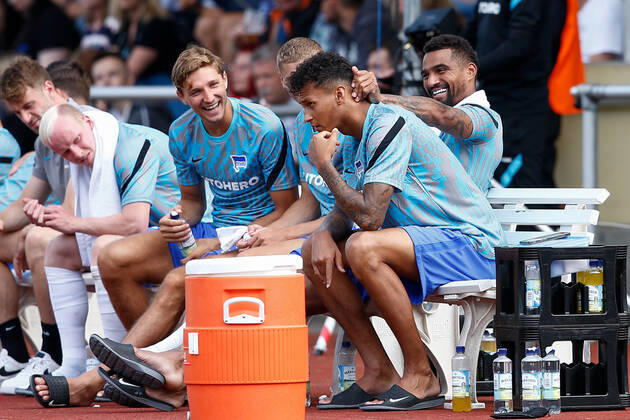 07.07.2021, xtgx, Fussball Testspiel, MSV Neuruppin - Hertha BSC Berlin emspor, v.l. Niklas Stark (Hertha, 5), Marton Dardai (Hertha, 31), Kevin Prince Boateng (Hertha, 27) und Davie Selke (Hertha, 7) scherzen auf der Bank (DFL DFB REGULATIONS PROHIBIT ANY USE OF PHOTOGRAPHS as IMAGE SEQUENCES and or QUASI-VIDEO) Neuruppin