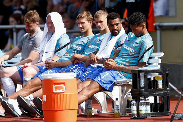 07.07.2021, xtgx, Fussball Testspiel, MSV Neuruppin - Hertha BSC Berlin emspor, v.l. (DFL Niklas Stark (Hertha, 5), Marton Dardai (Hertha, 31), Kevin Prince Boateng (Hertha, 27), Davie Selke (Hertha, 7) mit handy auf der Bank DFB REGULATIONS PROHIBIT ANY USE OF PHOTOGRAPHS as IMAGE SEQUENCES and or QUASI-VIDEO) Neuruppin