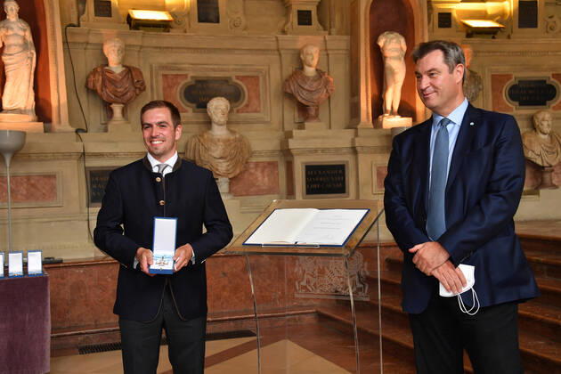 Philipp Lahm und Dr. Markus Söder (Bayerischer Ministerpräsident) Verleihung des Bayerischen Verdienstorden 2021 Ehrung, Auszeichnung Antiquarium Residenz München 08. Juli 2021