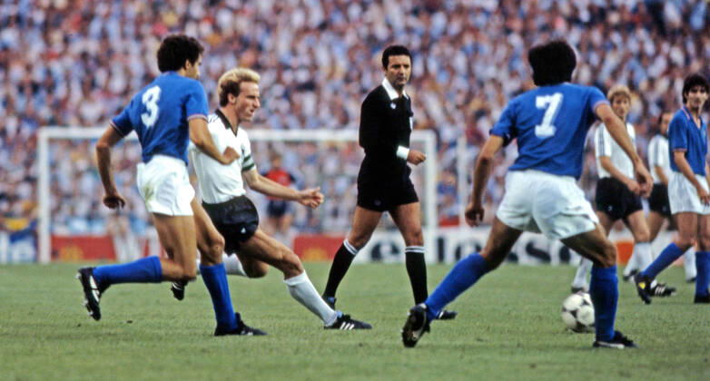 11.07.82 Italien - Deutschland Spanien, Madrid, 11.07.1982, Fussball, FIFA WM 1982 in Spanien, Finale, Italien - BRD Deutschland (DFB) (3:1): v.l. Giuseppe Bergomi (Italien), Karl-Heinz Rummenigge (Deutschland), Arnaldo Coelho (Schiedsrichter), Gaetano Scirea (Italien).