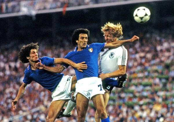 11.07.82 Italien - Deutschland Spanien, Madrid, 11.07.1982, Fussball, FIFA WM 1982 in Spanien, Finale, Italien - BRD Deutschland (DFB) (3:1): v.l. Fulvio Collovati, Gaetano Scirea (beide Italien), Horst Hrubesch (Deutschland).