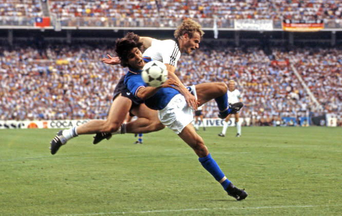11.07.82 Italien - Deutschland Spanien, Madrid, 11.07.1982, Fussball, FIFA WM 1982 in Spanien, Finale, Italien - BRD Deutschland (DFB) (3:1): v.l. Paolo Rossi (Italien), Hans-Peter Briegel (Deutschland).