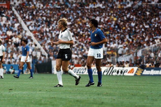 11.07.82 Italien - Deutschland Spanien, Madrid, 11.07.1982, Fussball, FIFA WM 1982 in Spanien, Finale, Italien - BRD Deutschland (DFB) (3:1): v.l. Bernd Förster (Deutschland), Alessandro Altobelli (Italien).