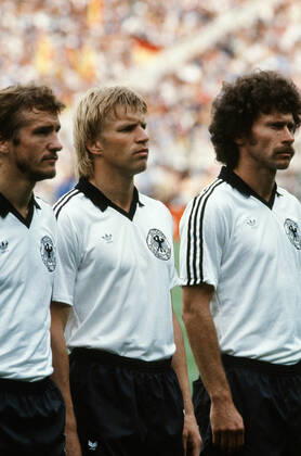 11.07.82 Italien - Deutschland Spanien, Madrid, 11.07.1982, Fussball, FIFA WM 1982 in Spanien, Finale, Italien - BRD Deutschland (DFB) (3:1): v.l. Wolfgang Dremmler, Bernd Förster, Paul Breitner (alle Deutschland).