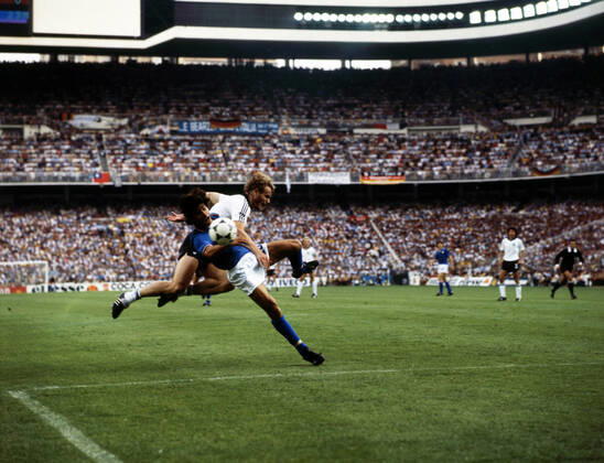 11.07.82 Italien - Deutschland Spanien, Madrid, 11.07.1982, Fussball, FIFA WM 1982 in Spanien, Finale, Italien - BRD Deutschland (DFB) (3:1): v.l. Paolo Rossi (Italien), Hans-Peter Briegel (Deutschland).