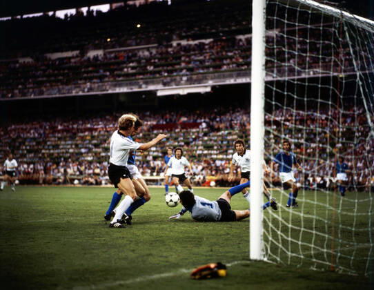 11.07.82 Italien - Deutschland Spanien, Madrid, 11.07.1982, Fussball, FIFA WM 1982 in Spanien, Finale, Italien - BRD Deutschland (DFB) (3:1): v.l. Karl-Heinz Rummenigge (Deutschland), Dino Zoff (Italien).