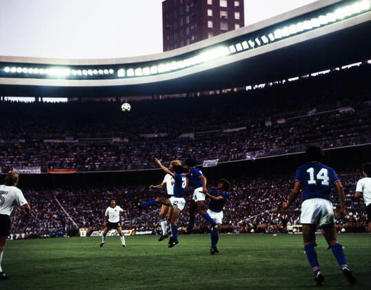11.07.82 Italien - Deutschland Spanien, Madrid, 11.07.1982, Fussball, FIFA WM 1982 in Spanien, Finale, Italien - BRD Deutschland (DFB) (3:1): v.l. Horst Hrubesch (Deutschland), Paolo Rossi, Antonio Cabrini, Fulvio Collovati (alle Italien).