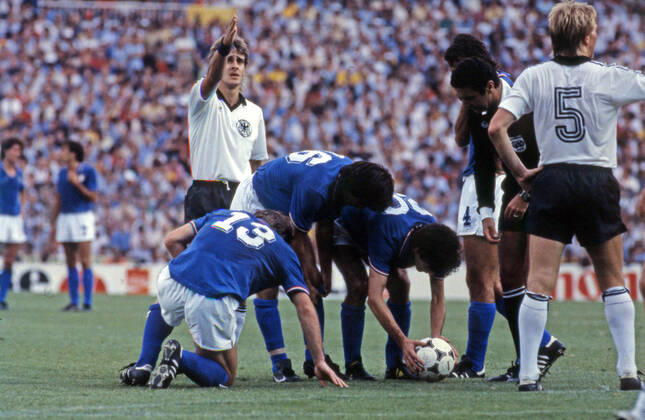 11.07.82 Italien - Deutschland Spanien, Madrid, 11.07.1982, Fussball, FIFA WM 1982 in Spanien, Finale, Italien - BRD Deutschland (DFB) (3:1): v.l. Pierre Littbarski (Deutschland), Gabriele Oriali, Bruno Conti, Paolo Rossi (alle Italien), Arnaldo Coelho (Schiedsrichter).