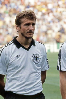 11.07.82 Italien - Deutschland Spanien, Madrid, 11.07.1982, Fussball, FIFA WM 1982 in Spanien, Finale, Italien - BRD Deutschland (DFB) (3:1): Wolfgang Dremmler (Deutschland).