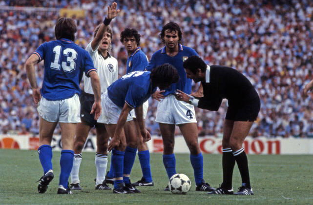 11.07.82 Italien - Deutschland Spanien, Madrid, 11.07.1982, Fussball, FIFA WM 1982 in Spanien, Finale, Italien - BRD Deutschland (DFB) (3:1): v.l. Gabriele Oriali (Italien), Pierre Littbarski (Deutschland), Paolo Rossi, Bruno Conti, Antonio Cabrini (alle Italien), Arnaldo Coelho (Schiedsrichter).