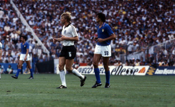 11.07.82 Italien - Deutschland Spanien, Madrid, 11.07.1982, Fussball, FIFA WM 1982 in Spanien, Finale, Italien - BRD Deutschland (DFB) (3:1): v.l. Bernd Förster (Deutschland), Alessandro Altobelli (Italien).