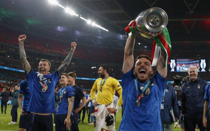 (210712) -- LONDON, July 12, 2021 -- Players of Italy celebrate after winning the final between England and Italy at the UEFA EURO, EM, Europameisterschaft,Fussball 2020 in London, Britain, on July 11, 2021. ) (SP)BRITAIN-LONDON-FOOTBALL-UEFA EURO 2020-FINAL HanxYan 