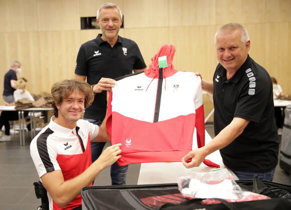 PARALYMPICS - OEPC, equipping Tokyo 2020 VIENNA,AUSTRIA,21.JUL.21 - PARALYMPICS - OEPC, equipping Paralympic Summer Games Tokyo 2020. Image shows Nicolas Langmann (AUT), Michael Klimitsch and Willy Grims (Erima). GEPAxpictures xWalterxLuger