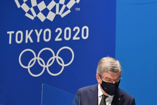 IOC Praesident Dr. Thomas BACH vor dem Logo Tokyo 2020 und den Olympiaringen.Traegt Mundschutz,Maske. Einzelbild,angeschnittenes Einzelmotiv,Portraet,Portrait,Porträt, IOC Pressekonferenz am 21.07.2021. Olympische Sommerspiele 2020, vom 23.07. - 08.08.2021 in Tokio Japan. Â