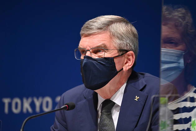IOC Praesident Dr. Thomas BACH vor dem Logo Tokyo 2020.Traegt Mundschutz,Maske. re:Spiegelbild von Kristin KLOSTER Einzelbild,angeschnittenes Einzelmotiv,Portraet,Portrait,Porträt, IOC Pressekonferenz am 21.07.2021. Olympische Sommerspiele 2020, vom 23.07. - 08.08.2021 in Tokio Japan.