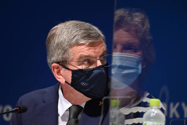 IOC Praesident Dr. Thomas BACH vor dem Logo Tokyo 2020 und den Olympiaringen.Traegt Mundschutz,Maske. Spiegelbild von Kristin KLOSTER, Einzelbild,angeschnittenes Einzelmotiv,Portraet,Portrait,Porträt, IOC Pressekonferenz am 21.07.2021. Olympische Sommerspiele 2020, vom 23.07. - 08.08.2021 in Tokio Japan. Â
