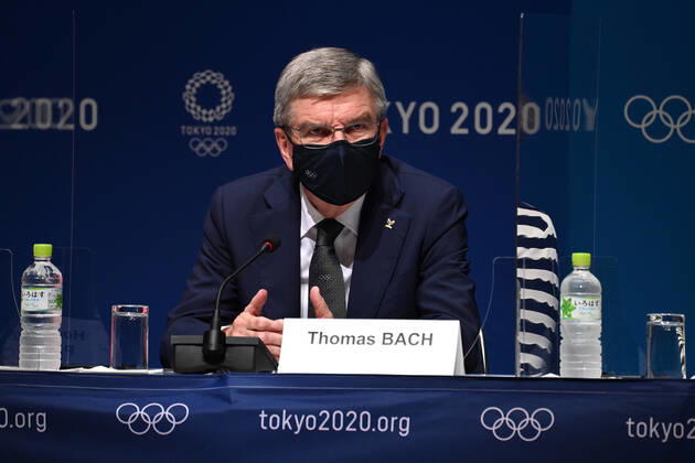IOC Praesident Dr. Thomas BACH vor dem Logo Tokyo 2020.Traegt Mundschutz,Maske. Einzelbild,angeschnittenes Einzelmotiv,Portraet,Portrait,Porträt, IOC Pressekonferenz am 21.07.2021. Olympische Sommerspiele 2020, vom 23.07. - 08.08.2021 in Tokio Japan. Â