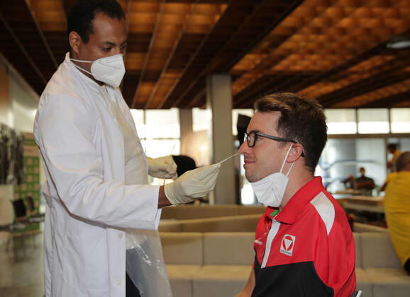 PARALYMPICS - OEPC, equipping Tokyo 2020 VIENNA,AUSTRIA,21.JUL.21 - PARALYMPICS - OEPC, equipping Paralympic Summer Games Tokyo 2020. Image shows a laboratory worker and Andreas Onea (AUT). GEPAxpictures xWalterxLuger