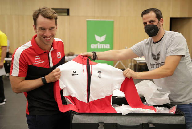 PARALYMPICS - OEPC, equipping Tokyo 2020 VIENNA,AUSTRIA,21.JUL.21 - PARALYMPICS - OEPC, equipping Paralympic Summer Games Tokyo 2020. Image shows Andreas Onea (AUT) and an employee of Erima. GEPAxpictures xWalterxLuger