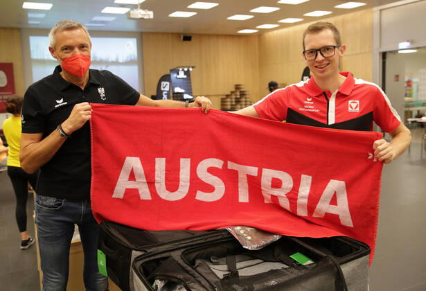 PARALYMPICS - OEPC, equipping Tokyo 2020 VIENNA,AUSTRIA,21.JUL.21 - PARALYMPICS - OEPC, equipping Paralympic Summer Games Tokyo 2020. Image shows Michael Klimitsch (Erima) and Guenther Matzinger (AUT). GEPAxpictures xWalterxLuger