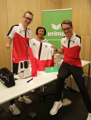 PARALYMPICS - OEPC, equipping Tokyo 2020 VIENNA,AUSTRIA,21.JUL.21 - PARALYMPICS - OEPC, equipping Paralympic Summer Games Tokyo 2020. Image shows Guenther Matzinger (AUT), Marianna Plankenauer (Erima) and Andreas Onea (AUT). GEPAxpictures xWalterxLuger