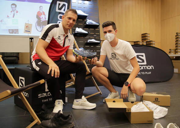PARALYMPICS - OEPC, equipping Tokyo 2020 VIENNA,AUSTRIA,21.JUL.21 - PARALYMPICS - OEPC, equipping Paralympic Summer Games Tokyo 2020. Image shows Krisztian Gardos (AUT) and an employee of Salomon. GEPAxpictures xWalterxLuger