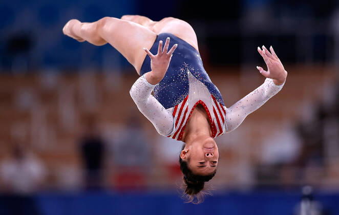 (210729) -- TOKYO, July 29, 2021 -- Sunisa Lee of the United States competes in the floor exercise competition of the artistic gymnastics women s all-around final at the Tokyo 2020 Olympic Games, Olympische Spiele, Olympia, OS in Tokyo, Japan, July 29, 2021. ) (TOKYO2020)JAPAN-TOKYO-OLY-ARTISTIC GYMNASTICS-WOMEN S ALL-AROUND WangxLili