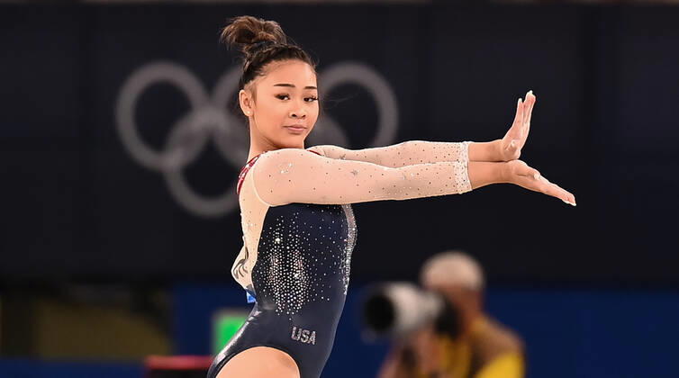 (210729) -- TOKYO, July 29, 2021 -- Sunisa Lee of the United States competes in the floor exercise competition of the artistic gymnastics women s all-around final at the Tokyo 2020 Olympic Games, Olympische Spiele, Olympia, OS in Tokyo, Japan, July 29, 2021. ) (TOKYO2020)XHTP-JAPAN-TOKYO-OLY-ARTISTIC GYMNASTICS-WOMEN S ALL-AROUND ChengxMin