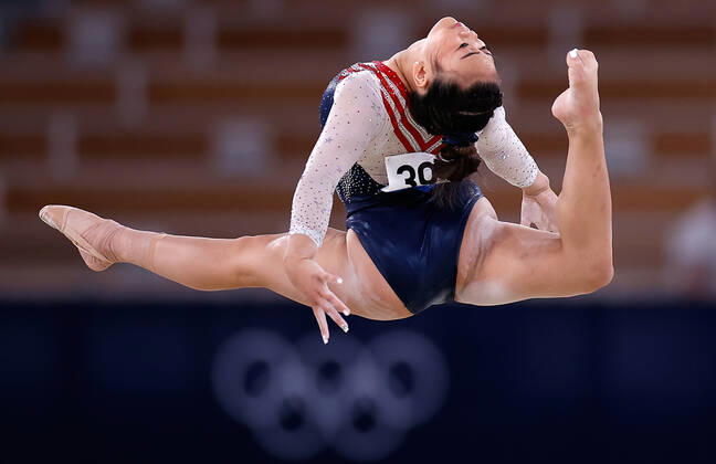 (210729) -- TOKYO, July 29, 2021 -- Sunisa Lee of the United States competes in the floor exercise competition of the artistic gymnastics women s all-around final at the Tokyo 2020 Olympic Games, Olympische Spiele, Olympia, OS in Tokyo, Japan, July 29, 2021. ) (TOKYO2020)JAPAN-TOKYO-OLY-ARTISTIC GYMNASTICS-WOMEN S ALL-AROUND WangxLili