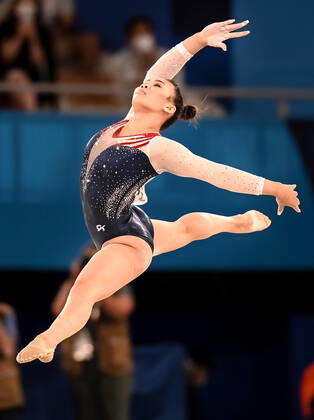 (210729) -- TOKYO, July 29, 2021 -- Sunisa Lee of the United States competes in the floor exercise competition of the artistic gymnastics women s all-around final at the Tokyo 2020 Olympic Games, Olympische Spiele, Olympia, OS in Tokyo, Japan, July 29, 2021. ) (TOKYO2020)JAPAN-TOKYO-OLY-ARTISTIC GYMNASTICS-WOMEN S ALL-AROUND ChengxMin