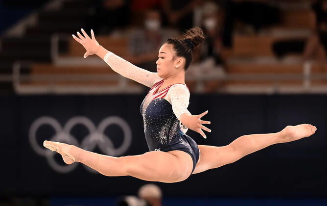 (210729) -- TOKYO, July 29, 2021 -- Sunisa Lee of the United States competes in the floor exercise competition of the artistic gymnastics women s all-around final at the Tokyo 2020 Olympic Games, Olympische Spiele, Olympia, OS in Tokyo, Japan, July 29, 2021. ) (TOKYO2020)JAPAN-TOKYO-OLY-ARTISTIC GYMNASTICS-WOMEN S ALL-AROUND ChengxMin