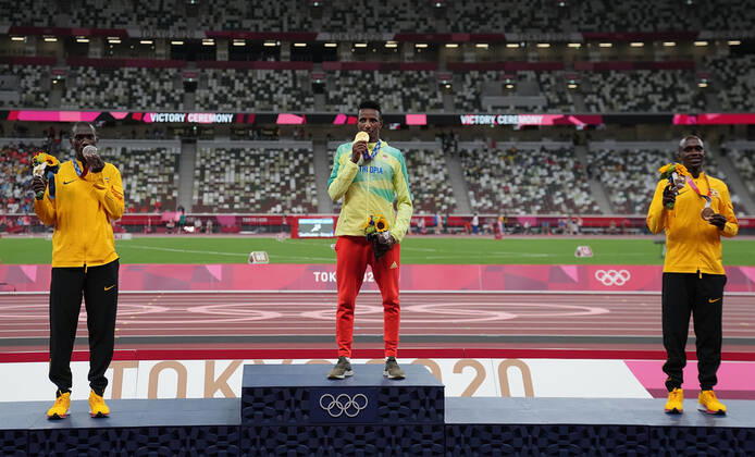 (210731) -- TOKYO, July 31, 2021 -- Gold medalist Selemon Barega (C) of Ethiopia, silver medalist Joshua Cheptegei (L) of Uganda and bronze medalist Jacob Kiplimo of Uganda react on the awarding ceremony of the men s 10000m at the Tokyo 2020 Olympic Games, Olympische Spiele, Olympia, OS in Tokyo, Japan, July 31, 2021. ) (TOKYO2020)JAPAN-TOKYO-OLY-ATHLETICS-MEN S 10000M-AWARDING CEREMONY LixYibo 