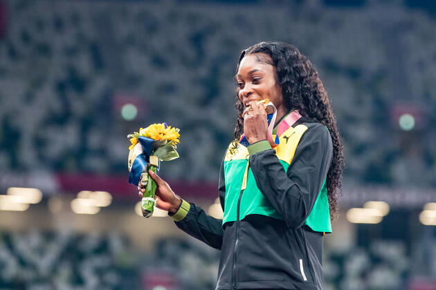 Olympic Games, Olympische Spiele, Olympia, OS 01.08.2021 Shericka Jackson (JAM) presents the gold medal at the ceremony of the womenÕs 100 m at the Olympic Games in Tokyo, on Sunday, August 01, 2021 Copyright: xBEAUTIFULxSPORTS OlafxRellischx
