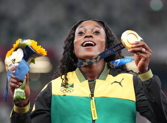(210801) -- TOKYO, Aug. 1, 2021 -- Gold medalist Elaine Thompson-Herah reacts during the awarding ceremony of the Women s 100m at the Tokyo 2020 Olympic Games, Olympische Spiele, Olympia, OS in Tokyo, Japan, Aug. 1, 2021. ) (TOKYO2020)JAPAN-TOKYO-OLY-ATHLETICS-WOMEN S 100M-AWARDING CEREMONY JuxHuanzong 