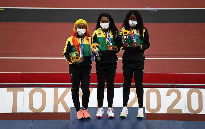 (210801) -- TOKYO, Aug. 1, 2021 -- Gold medalist Elaine Thompson-Herah (C), silver medalist Shelly-Ann Fraser-Pryce (L) and bronze medalist Shericka Jackson of Jamaica react during the awarding ceremony of the Women s 100m at the Tokyo 2020 Olympic Games, Olympische Spiele, Olympia, OS in Tokyo, Japan, Aug. 1, 2021. ) (TOKYO2020)JAPAN-TOKYO-OLY-ATHLETICS-WOMEN S 100M-AWARDING CEREMONY LixYibo 