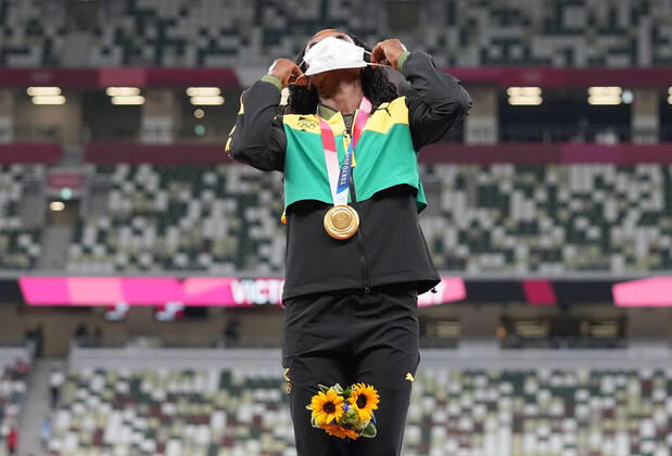 (210801) -- TOKYO, Aug. 1, 2021 -- Gold medalist Elaine Thompson-Herah reacts during the awarding ceremony of the Women s 100m at the Tokyo 2020 Olympic Games, Olympische Spiele, Olympia, OS in Tokyo, Japan, Aug. 1, 2021. ) (TOKYO2020)JAPAN-TOKYO-OLY-ATHLETICS-WOMEN S 100M-AWARDING CEREMONY JuxHuanzong 