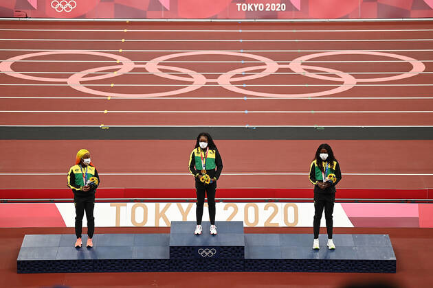 (210801) -- TOKYO, Aug. 1, 2021 -- Gold medalist Elaine Thompson-Herah (C), silver medalist Shelly-Ann Fraser-Pryce (L) and bronze medalist Shericka Jackson of Jamaica react during the awarding ceremony of the Women s 100m at the Tokyo 2020 Olympic Games, Olympische Spiele, Olympia, OS in Tokyo, Japan, Aug. 1, 2021. ) (TOKYO2020)JAPAN-TOKYO-OLY-ATHLETICS-WOMEN S 100M-AWARDING CEREMONY LixYibo 